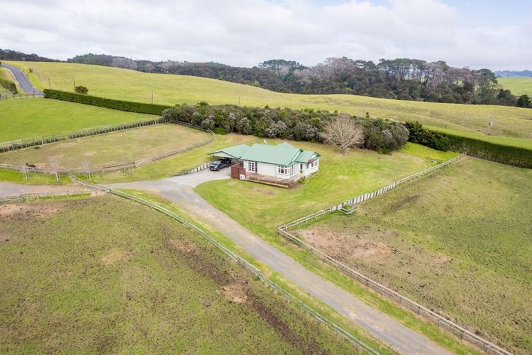 Photo of property in 34 Waikopua Road, Whitford, 2571