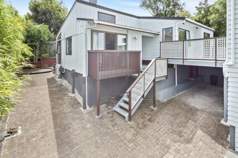 Photo of property in 30 Mannering Place, Hillcrest, Auckland, 0627