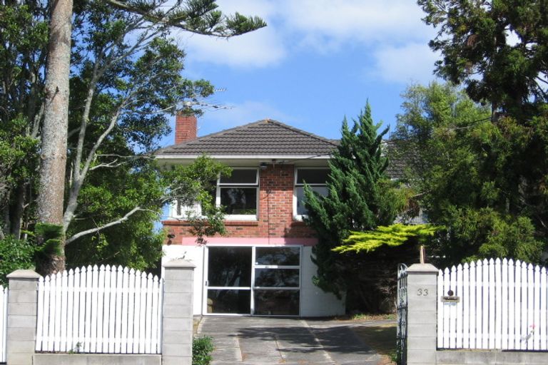 Photo of property in 33 Pupuke Road, Birkenhead, Auckland, 0627