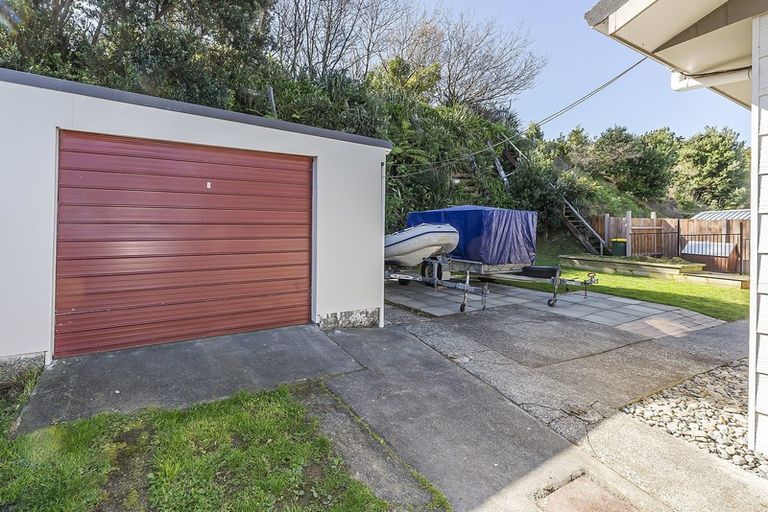 Photo of property in 32 Owhiti Street, Titahi Bay, Porirua, 5022