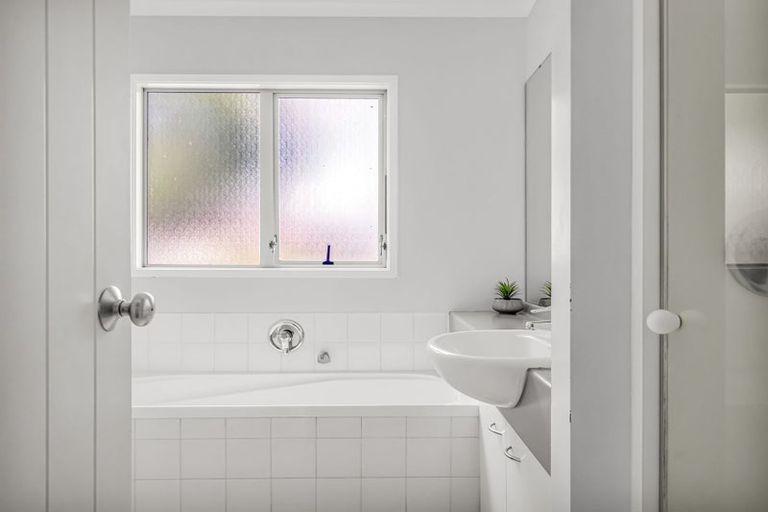 Photo of property in 92 Riverton Drive, Randwick Park, Auckland, 2105