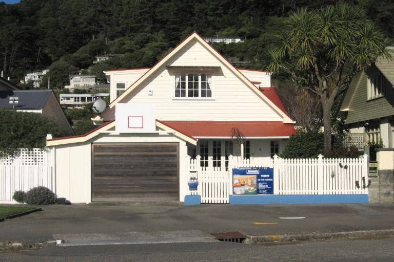 Photo of property in 33 Marine Parade, Eastbourne, Lower Hutt, 5013