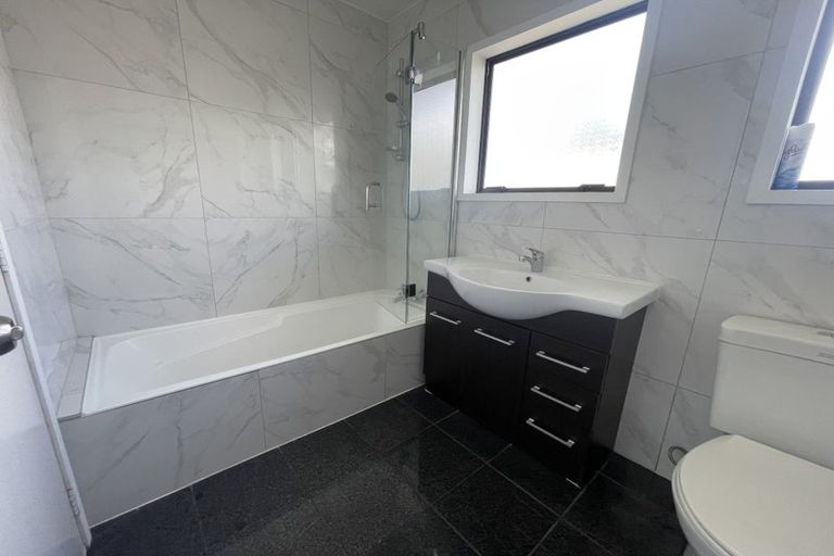 Photo of property in 95 Hobsonville Road, West Harbour, Auckland, 0618