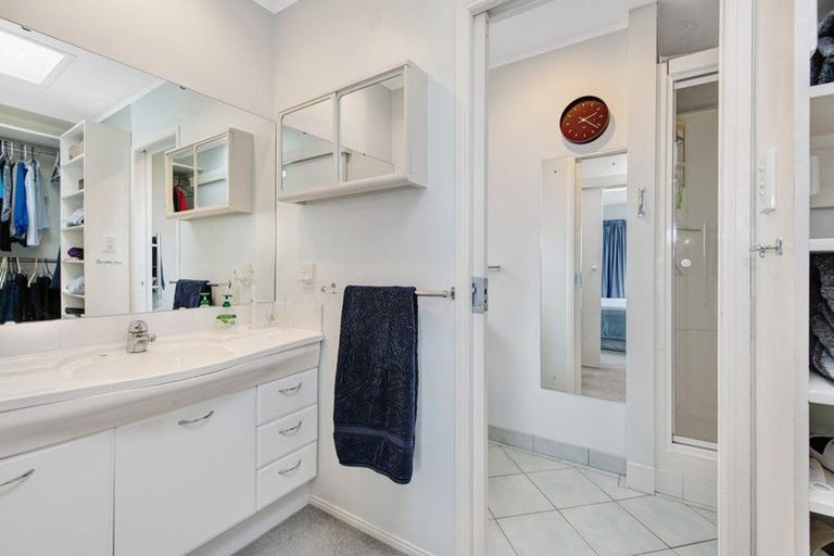 Photo of property in 23 Roberts Road, Matakatia, Whangaparaoa, 0930