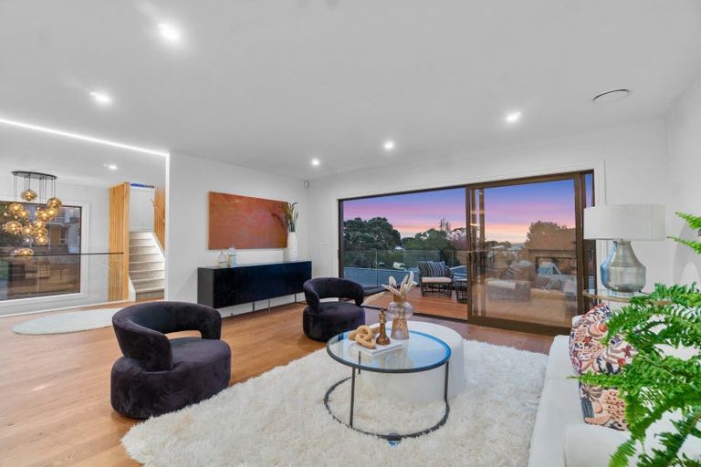 Photo of property in 2/21 Eastcliffe Road, Castor Bay, Auckland, 0620