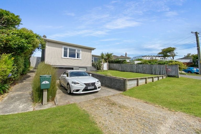 Photo of property in 5 Tarawera Road, Johnsonville, Wellington, 6037