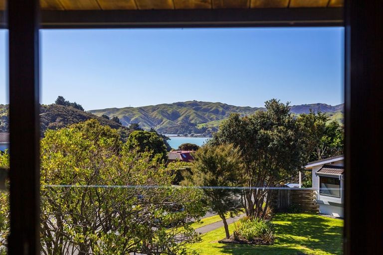 Photo of property in 25 James Cook Drive, Whitby, Porirua, 5024