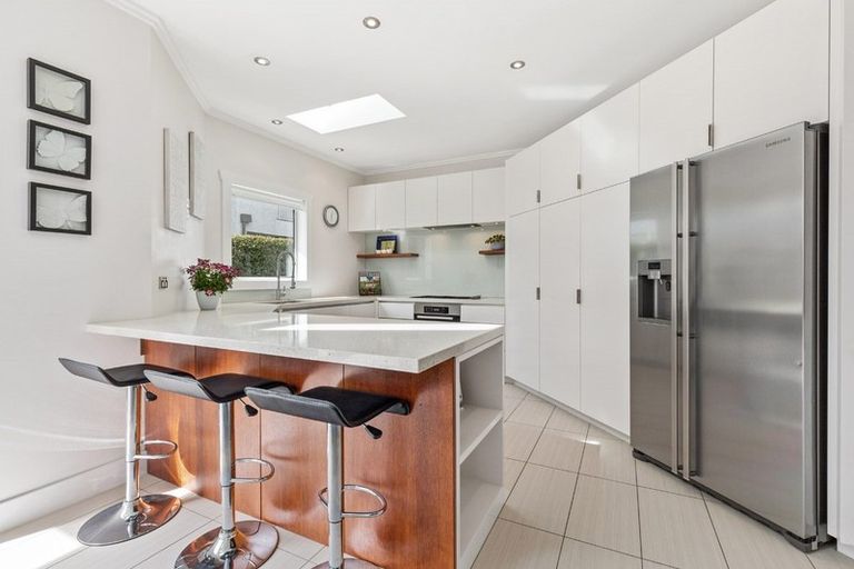 Photo of property in 5a Marine Terrace, Bayswater, Auckland, 0622