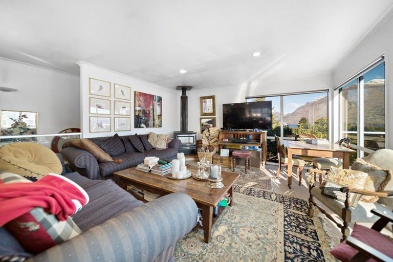 Photo of property in 4 Cedar Drive, Kelvin Heights, Queenstown, 9300