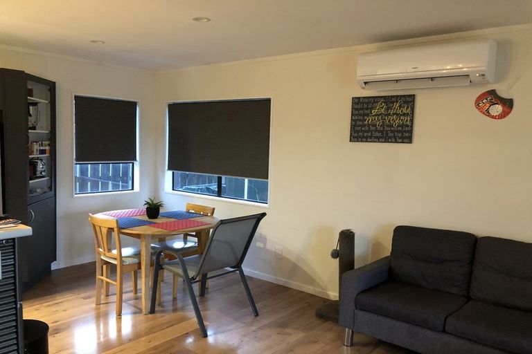 Photo of property in 3/92 Awaroa Road, Sunnyvale, Auckland, 0612