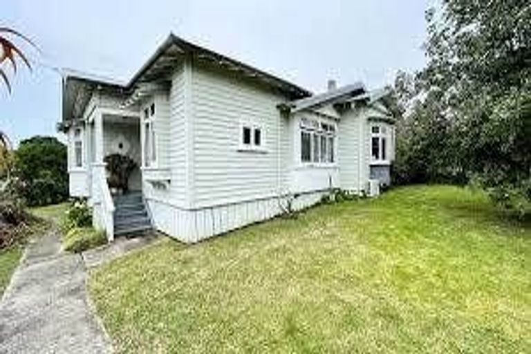 Photo of property in 116 Onewa Road, Northcote, Auckland, 0627