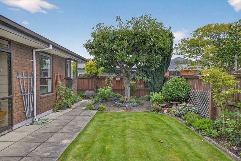 Photo of property in 2/58a Daniels Road, Redwood, Christchurch, 8051