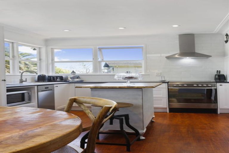 Photo of property in 30 Arosa Place, Forrest Hill, Auckland, 0620