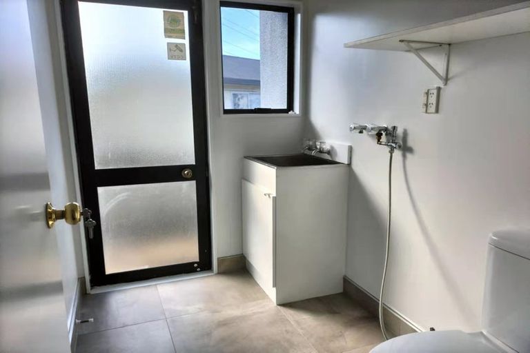 Photo of property in 1/84 Totaravale Drive, Totara Vale, Auckland, 0629