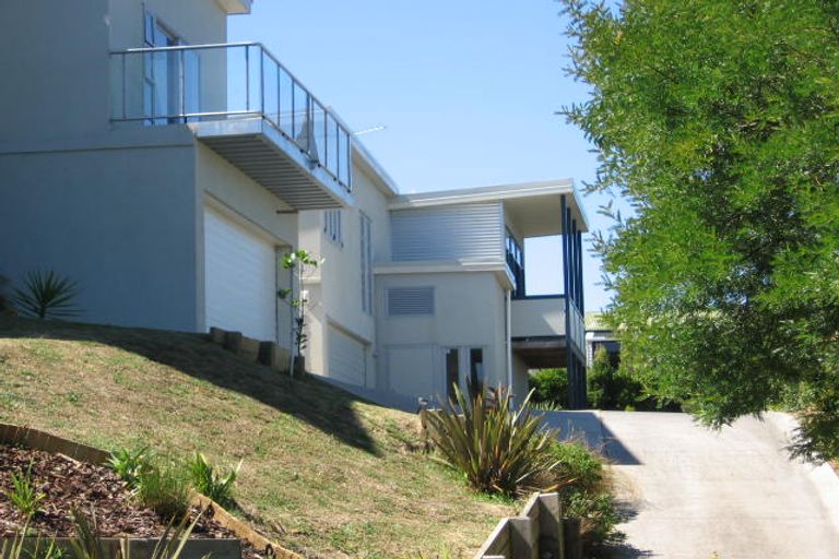 Photo of property in 1a Deverell Place, Northcross, Auckland, 0632