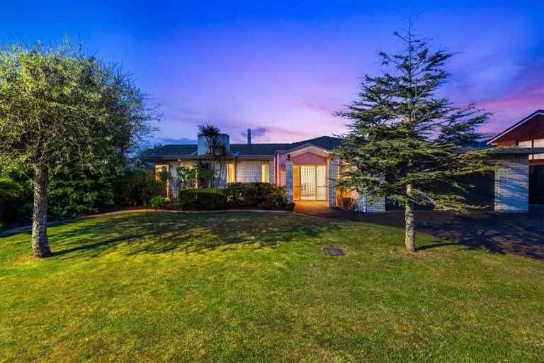 Photo of property in 10 Kerlin Crescent, West Harbour, Auckland, 0618