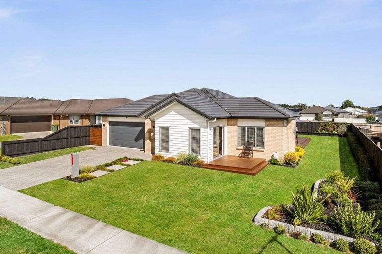 Photo of property in 8 Eric Farley Drive, Kumeu, 0810
