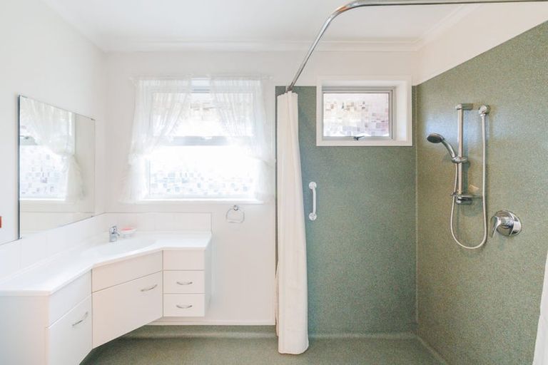 Photo of property in 5 Hollows Crescent, Takaro, Palmerston North, 4412