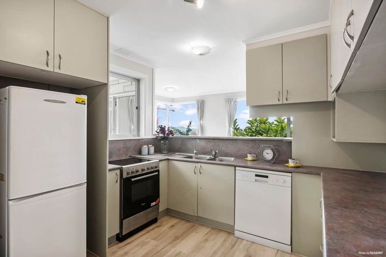 Photo of property in 12 Limmer Place, Browns Bay, Auckland, 0632