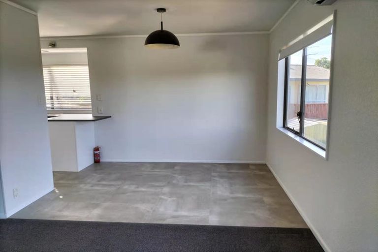 Photo of property in 1/84 Totaravale Drive, Totara Vale, Auckland, 0629