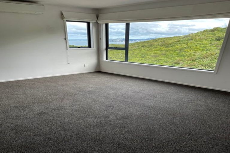 Photo of property in 8 Forbes Lane, Newlands, Wellington, 6037