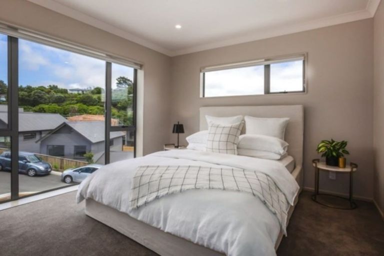 Photo of property in 2 Brindle Way, Newlands, Wellington, 6037