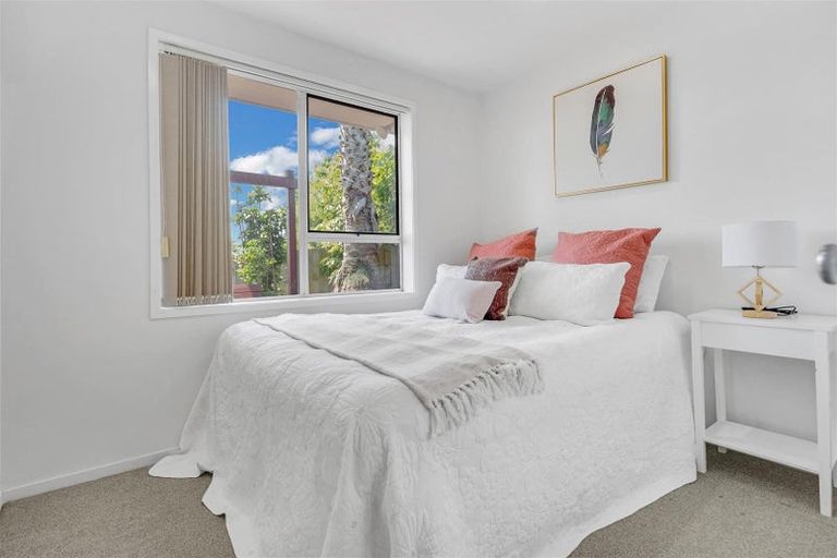 Photo of property in 2/3 Barron Drive, Green Bay, Auckland, 0604