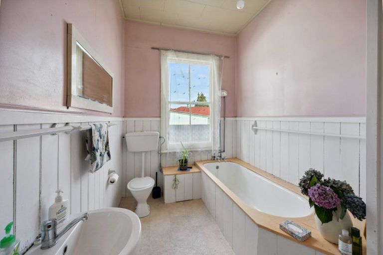 Photo of property in 1420 Karamu Road North, Mayfair, Hastings, 4122