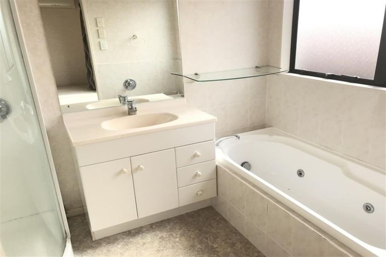 Photo of property in 71 Lagoon Way, West Harbour, Auckland, 0618