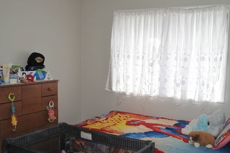 Photo of property in 2/11 Etherton Drive, Weymouth, Auckland, 2103