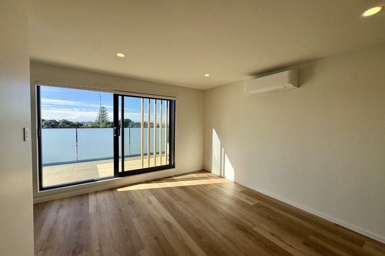 Photo of property in 5/506 Glenfield Road, Bayview, Auckland, 0629