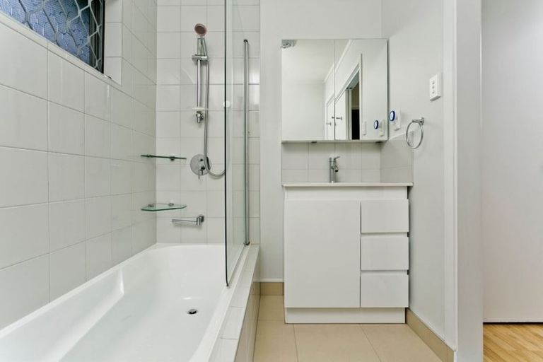 Photo of property in 2/19 Hamilton Place, Glenfield, Auckland, 0629