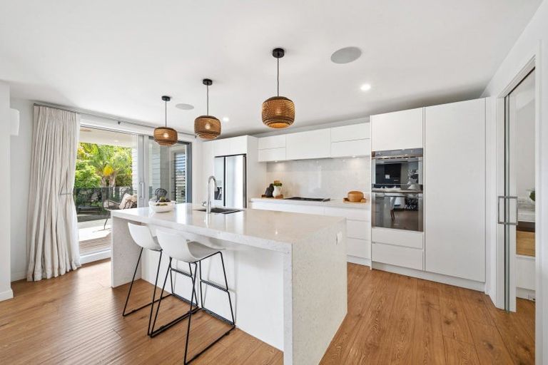 Photo of property in 27 Shelly Beach Parade, Cockle Bay, Auckland, 2014