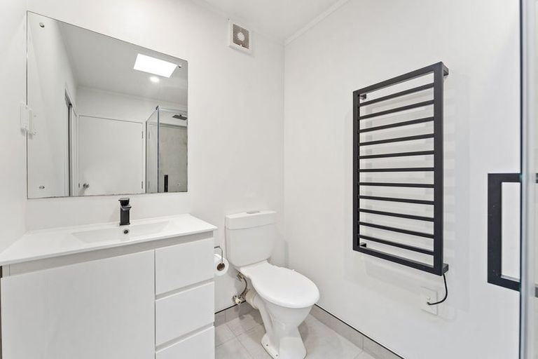 Photo of property in 2/222 Birkdale Road, Birkdale, Auckland, 0626