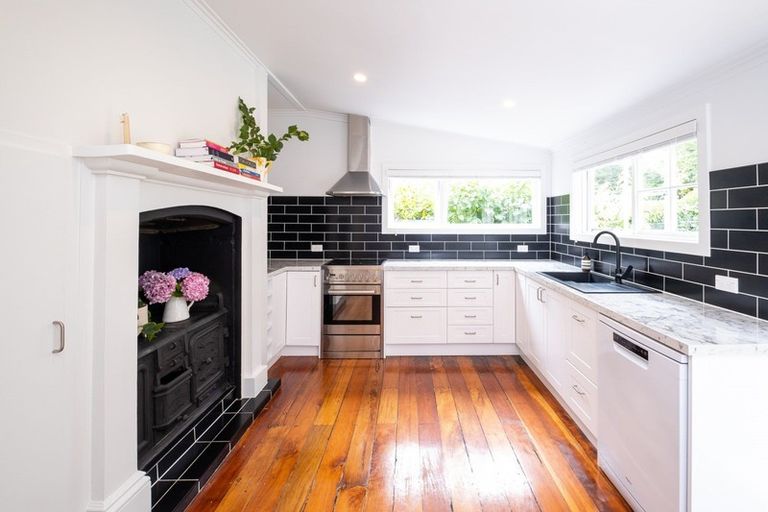 Photo of property in 107 Shakespeare Road, Bluff Hill, Napier, 4110