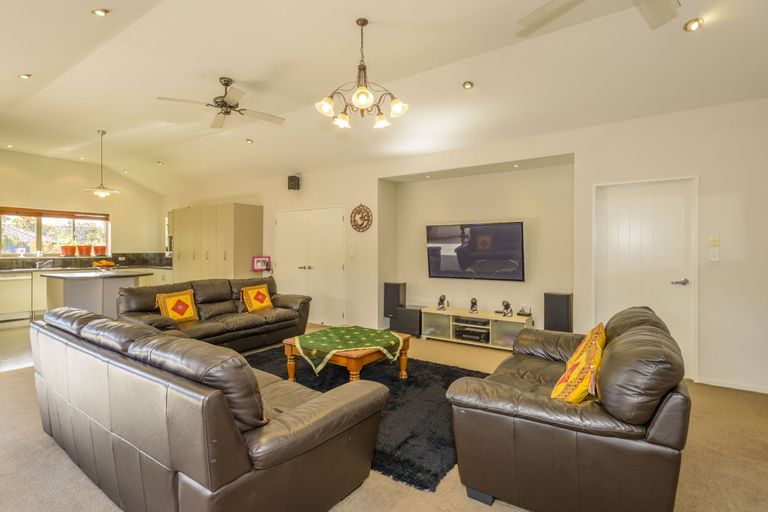 Photo of property in 33 Bottle Lake Drive, Parklands, Christchurch, 8083