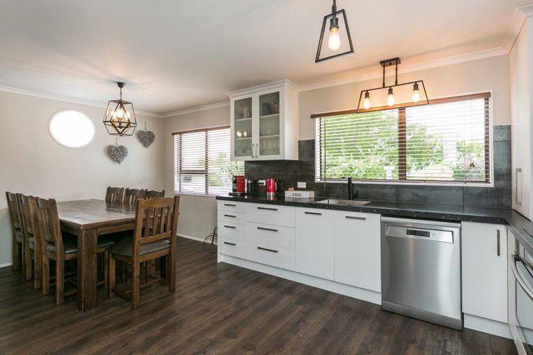 Photo of property in 11 Breadalbane Road, Havelock North, 4130