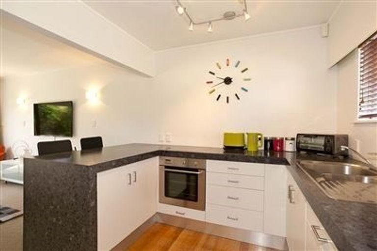 Photo of property in 3/29 Pupuke Road, Takapuna, Auckland, 0622