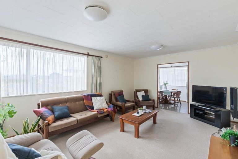 Photo of property in 10 Leon Place, Waitara, 4320