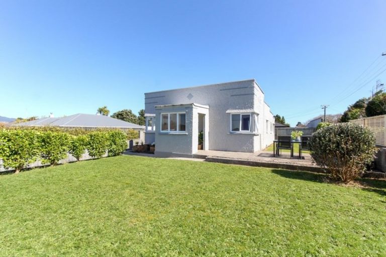 Photo of property in 186 Seaview Road, Westown, New Plymouth, 4310