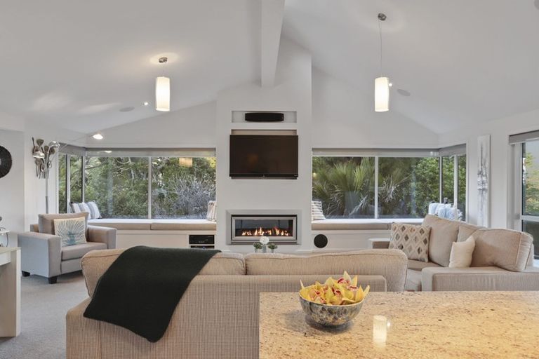 Photo of property in 9 Tinopai Road, Titirangi, Auckland, 0604