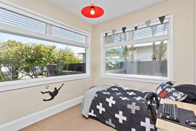 Photo of property in 100 Saint Andrews Square, Strowan, Christchurch, 8052