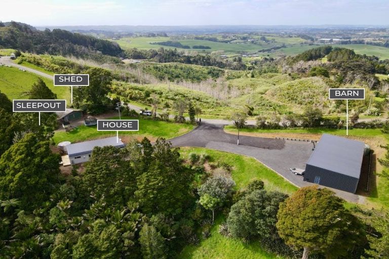Photo of property in 103 Gregory Road, Waitakere, Henderson, 0782