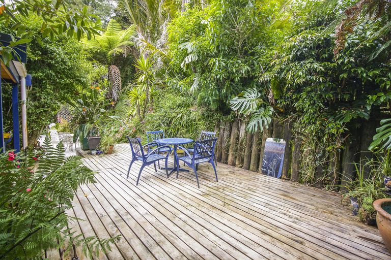 Photo of property in 25 Atarua Gardens, Waiatarua, Auckland, 0604