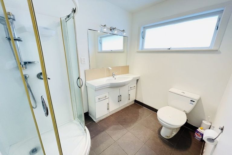 Photo of property in 219 Wairau Road, Totara Vale, Auckland, 0627