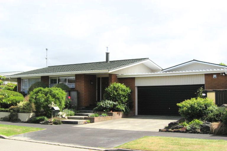 Photo of property in 18 Rosedale Place, Avonhead, Christchurch, 8042