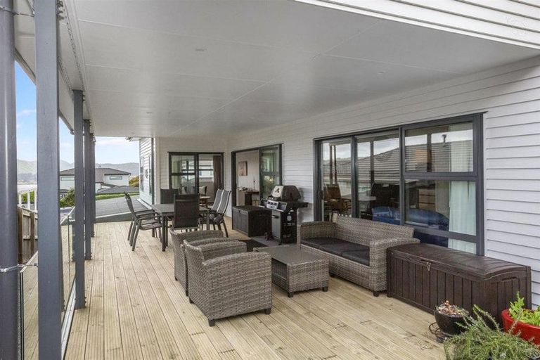 Photo of property in 12 Canary Way, Whitby, Porirua, 5024