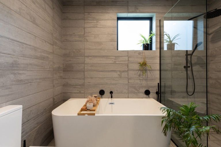 Photo of property in 52 Cunninghams Drive, Jacks Point, Queenstown, 9371