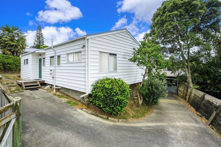 Photo of property in 2/15 Sunhaven Avenue, Glenfield, Auckland, 0629