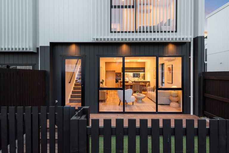 Photo of property in 1/18 Handley Avenue, Narrow Neck, Auckland, 0624